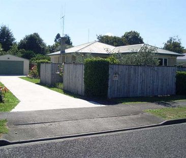 Lovely, redecorated three bedroom home in popular Hillcrest with la... - Photo 3