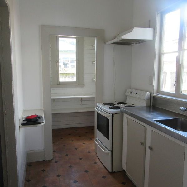 RICCARTON – LARGE CHARATCER HOME, 6 BEDROOMS, 2 HEAT PUMPS, GARDENER INCLUDED - Photo 1