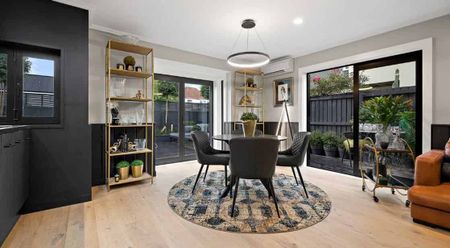 Stunning executive fully furnished standalone townhouse in prime location! - Photo 3