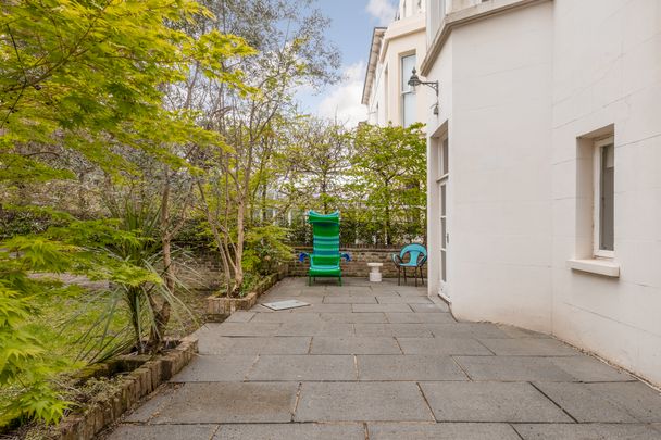 A handsome five-bedroom townhouse with a large garden in W2 - Photo 1