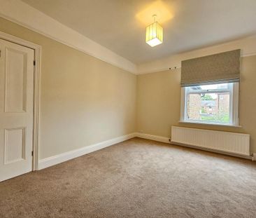 4 bedroom semi-detached house to rent - Photo 3