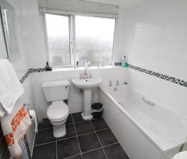 3 bed Terraced for rent - Photo 2