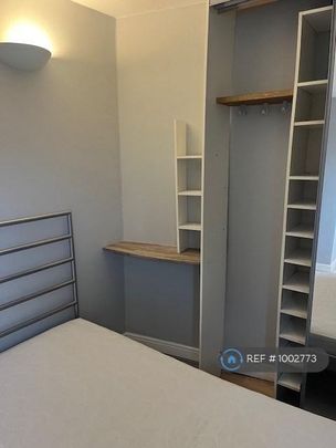 1 bedroom in a flat share to rent - Photo 1