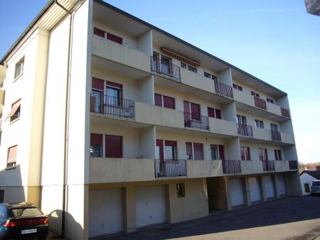 Un hall, un séjour, une chambre à coucher, une cuisine avec frigo, une salle de bains/WC et un balcon - Photo 5