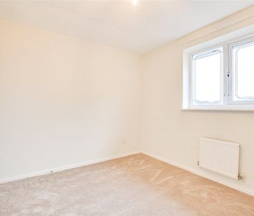 A three bedroom detached family home with an integrated garage and ... - Photo 5