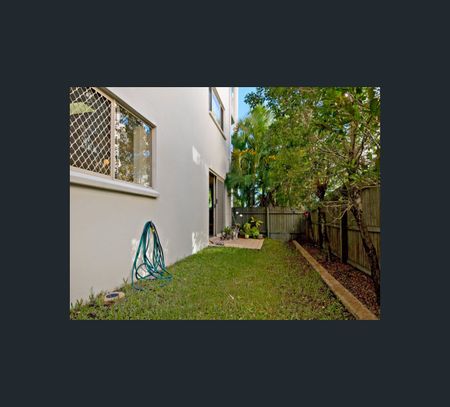 2/105 Bradman Avenue, Maroochydore, Qld 4558 - Photo 2