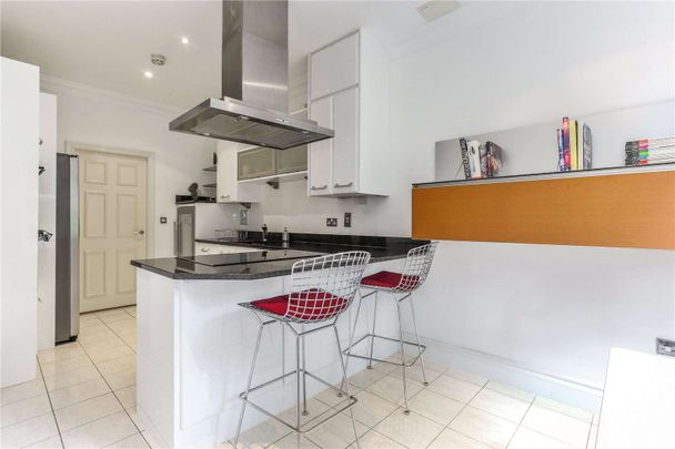 Stylish, furnished modern apartment with allocated parking space in the heart of Alderley Edge - Photo 1