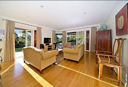 4 Bedrooms in Flat Bush - Photo 5