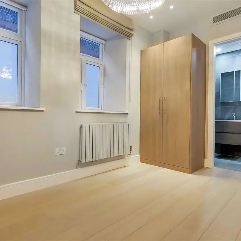 3 bedroom flat in Hampstead - Photo 1