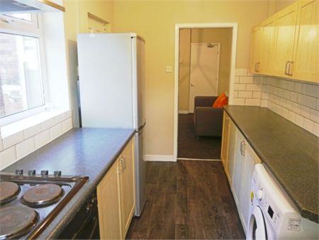 5 Bedroom Mid Terraced House - Photo 5