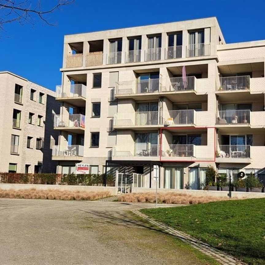 Appartement met 2 slaapkamers, terras en autostaanplaats op gezellige locatie - Photo 1