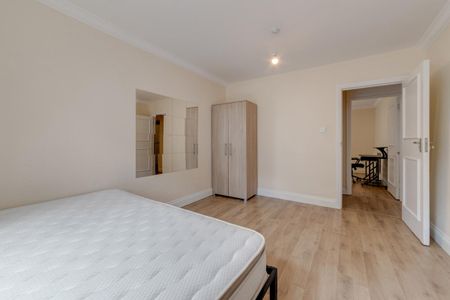 4 bedroom flat in London - Photo 2