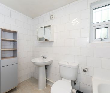 Flat 2, 27 Richmond Road, Headingley, LEEDS - Photo 6