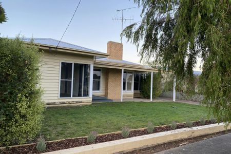 Fantastic well maintained 3 bedroom home. - Photo 5