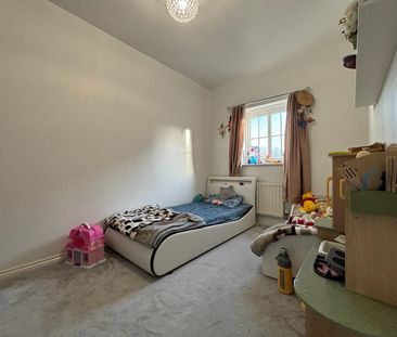 Knightwood Close, Farnborough, GU14 - Photo 4