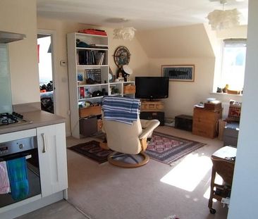 2 bedroom coach house to rent - Photo 1