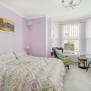 2 bedroom flat in Kensington - Photo 2