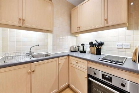 Beautiful, spacious 2 bedroom, 2 bathroom apartment in a prestigious development with 24/7 concierge and in enviable location between the Thames and Whitehall. - Photo 5