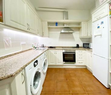 Bright room in Calle Valenzuela - Photo 4