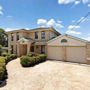Spacious Family Home with Rural Views - Photo 3