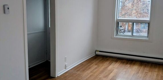 Logement Rénové 3 1/2 - Personne Seule - Photo 2