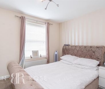 2 bedroom end of terrace house to rent - Photo 2