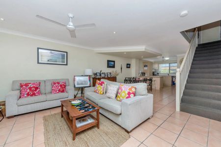 TERRIFIC TOWNHOUSE IN HYDE PARK - Photo 3