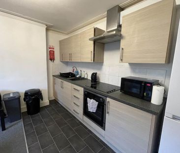 3 bedroom flat to rent - Photo 4