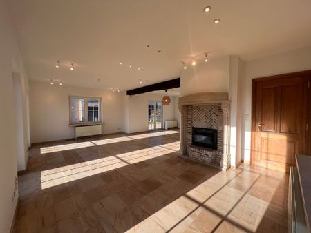 Unieke, ruime alleenstaande woning met 4 slaapkamers, tuin, carport en garagebox te Blankenberge - Photo 4