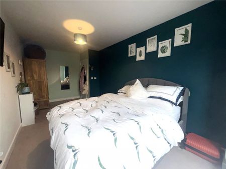 1 bed Upper Floor Flat for rent - Photo 3