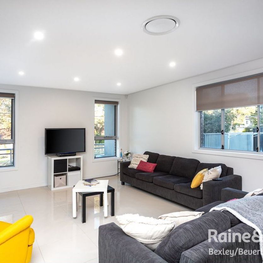 MODERN FIVE BEDROOM DUPLEX - Photo 1