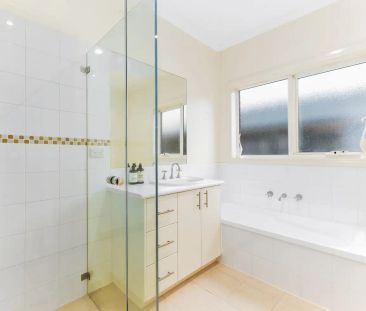 8 Palm Grove Boulevard, Aspendale Gardens VIC 3195 - Photo 5