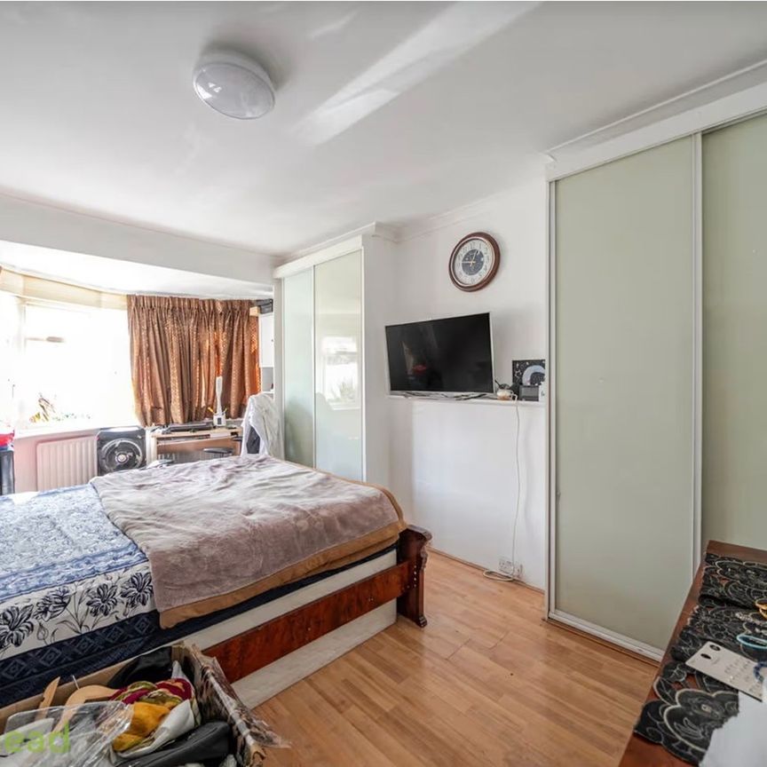 5 Bed Terraced House, Lower Addiscombe Road, CR0 - Photo 1