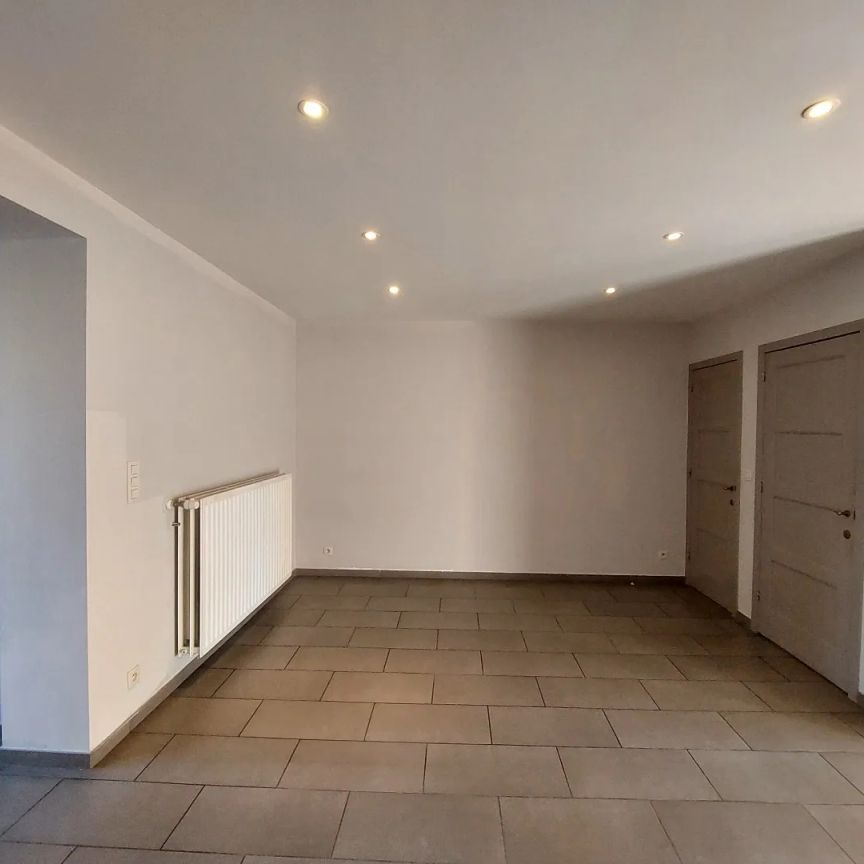 Te huur: ruime gezinswoning met garage op toplocatie in Waregem - Foto 1