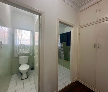 TWO BEDROOM HOME, WALKING DISTANCE TO SHOPPING CENTRE! - Photo 3