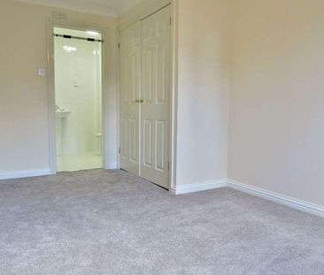 Beverley Mews, Three Bridges, Crawley, West Sussex, RH10 - Photo 4