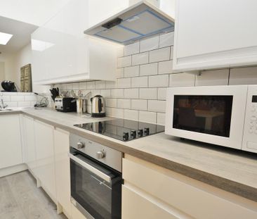 1 bedroom in a house share to rent - Photo 2