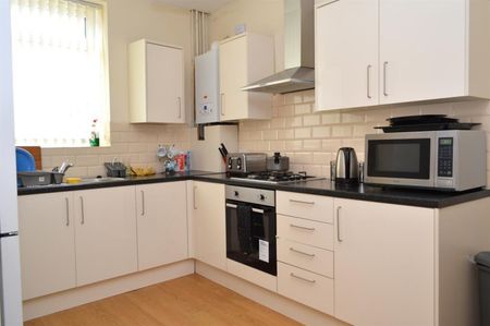 1 bedroom Flat To Let - Photo 2