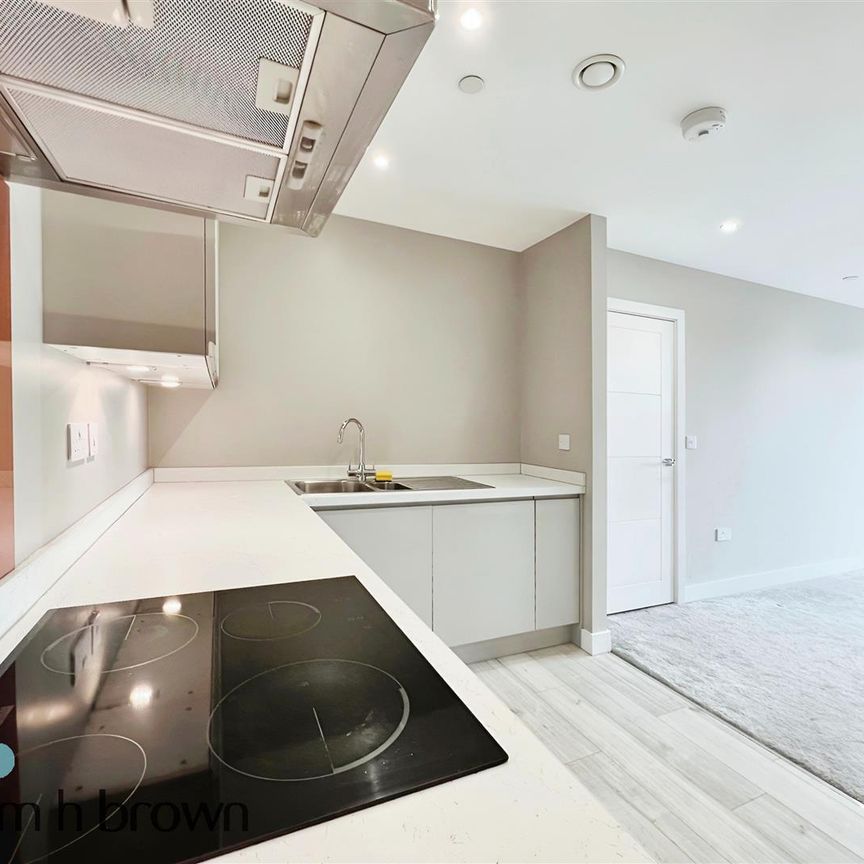 Victoria Avenue, Southend-On-Sea - Photo 1