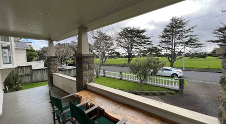 Beautiful Bungalow - Photo 5