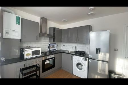 2 Bed Flat, Ilford, IG1 - Photo 3