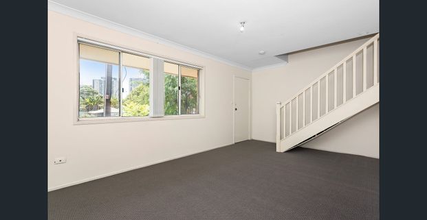 SPACIOUS UPDATED 2 BEDROOM TOWNHOUSE! GREAT LOCATION! - Photo 1