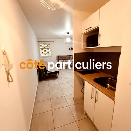 A LOUER STUDIO 22 m2 MEUBLÉ - STE CLOTILDE - Photo 3
