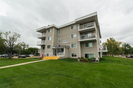 West Edmonton Court - Photo 4