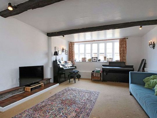 A charming cottage nestled in a peaceful yet convenient location. - Photo 1