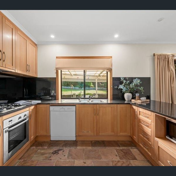 Large family home in Superb location - Photo 1