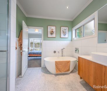 Charming Family Home in Sunbury - Photo 2