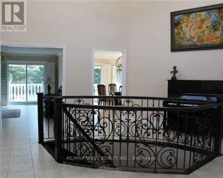 Detached Home For Lease | N9238897 - Photo 2