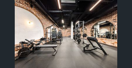 $880 PW MODERN 1 BEDROOM APARTMENT WITH A STUDY, RESORT AMENITIES INCLUDED. - Photo 2