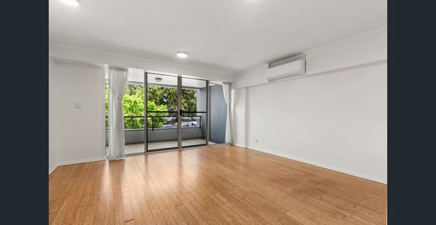 Centrally located apartment with building amenities - Photo 1